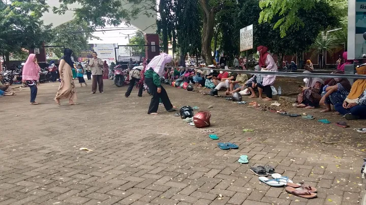 Di Kota Pasuruan, Sandal dan Helm pun Ikut Antre