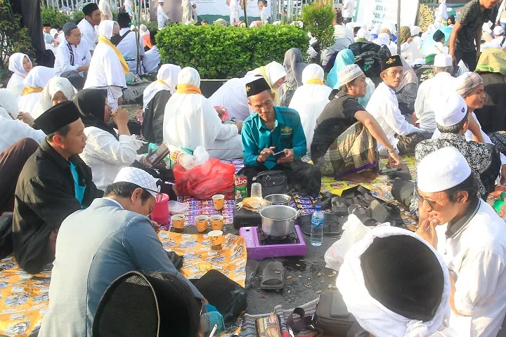 Bawa Kompor dan Mamin Sendiri, Lesehan Sambil Streaming di Depan Stadion