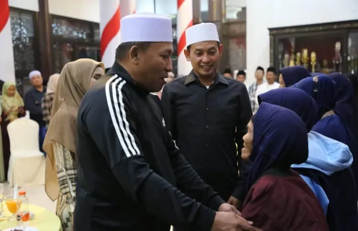 Bupati Sampang dan Haji Mimin Berangkatkan 14 Duafa Umroh Gratis