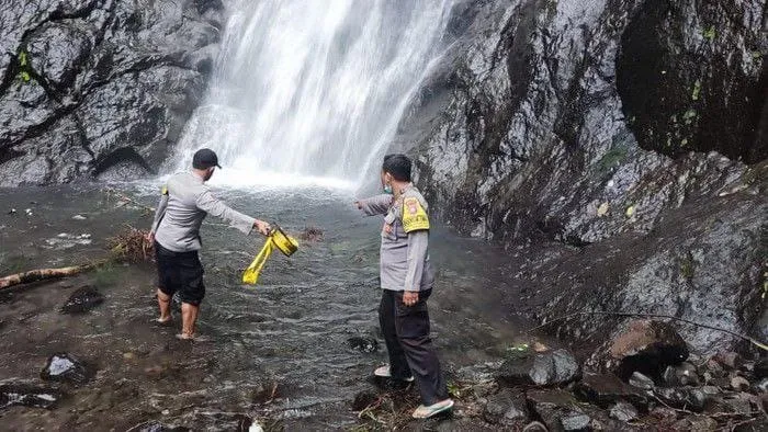 Mandi di Air Terjun Sedudo, Nyawa Arek Kebangsren Surabaya, Melayang