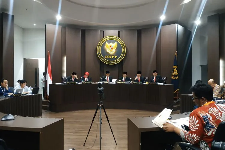 Hadir di Sidang, Idham Bantah Ancam Anggota KPU Daerah