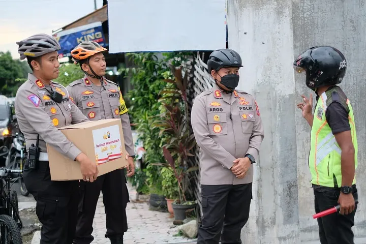 Patroli Bersepeda, Kapolres Blitar Kota Sekaligus Berikan Bantuan Sosial