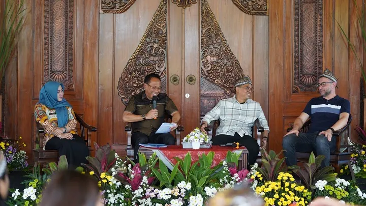 Usai Riset Pelaku UMKM, Mahasiswa USC Amerika dan Tim OK OCE Kunjungi Kantor Pemkot Mojokerto