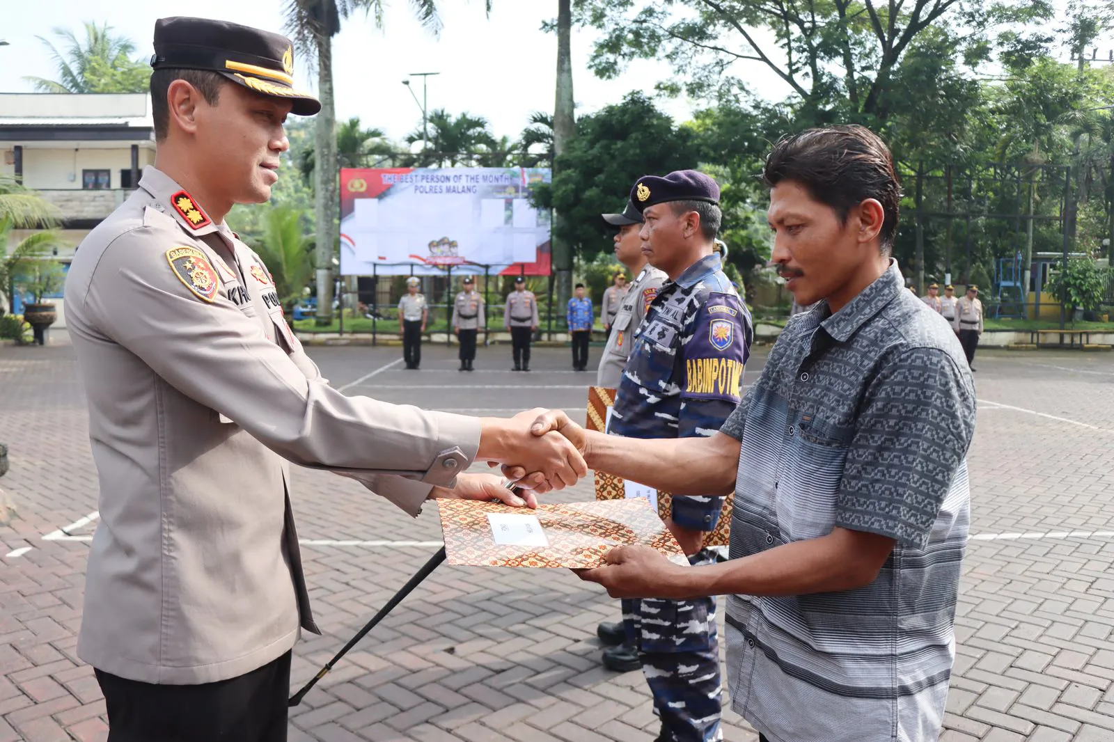 Kapolres Malang Beri Penghargaan Kepada Personel dan Masyarakat