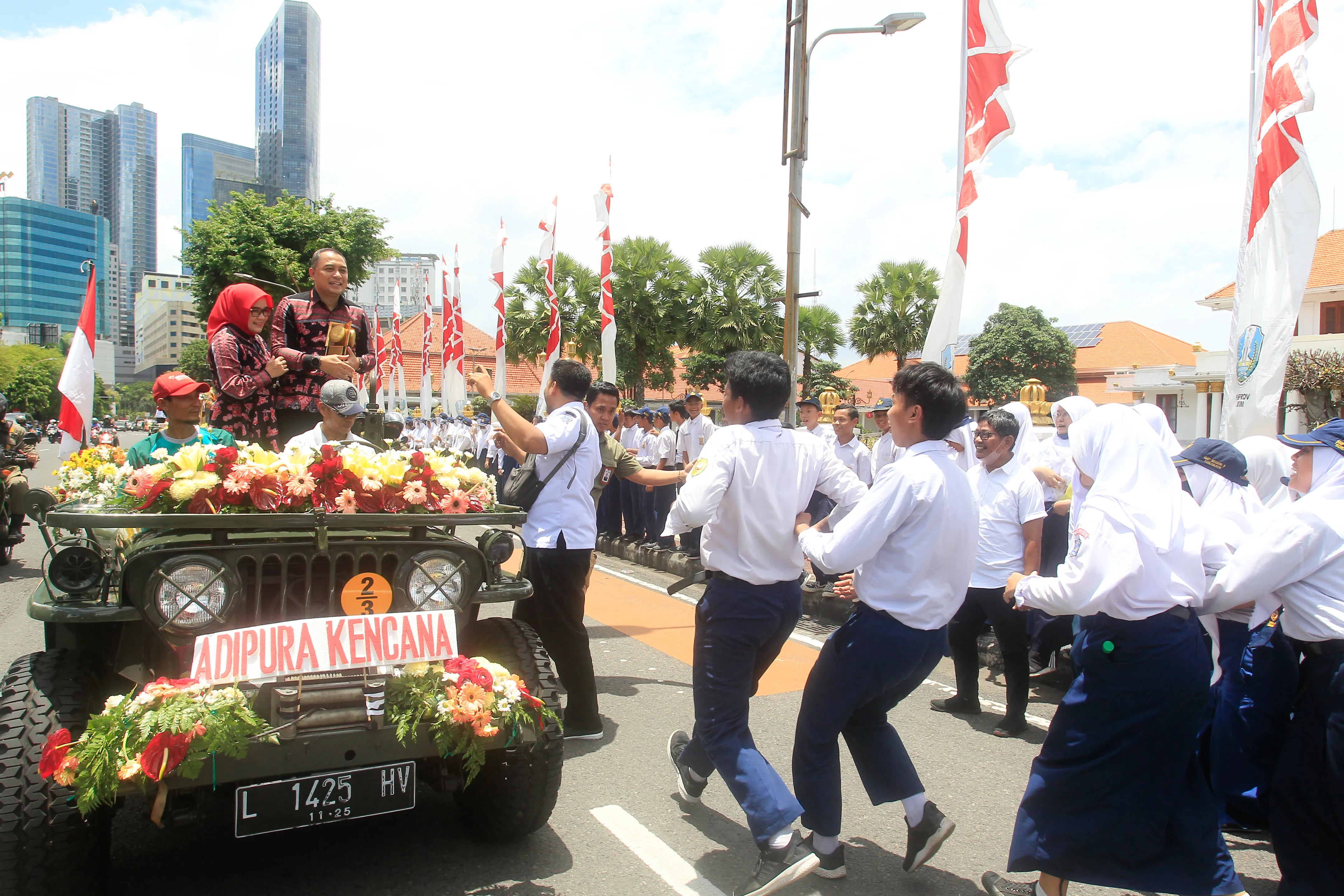 Pemkot Surabaya Kirab 14 Penghargaan Diringi 20 Mobil Jeep