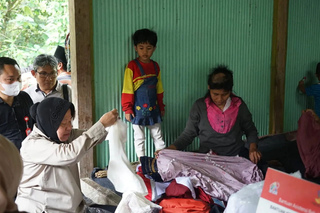 Viral di Medsos, Risma Datangi Rumah Remaja yang Rawat Ibu dengan Gangguan Jiwa