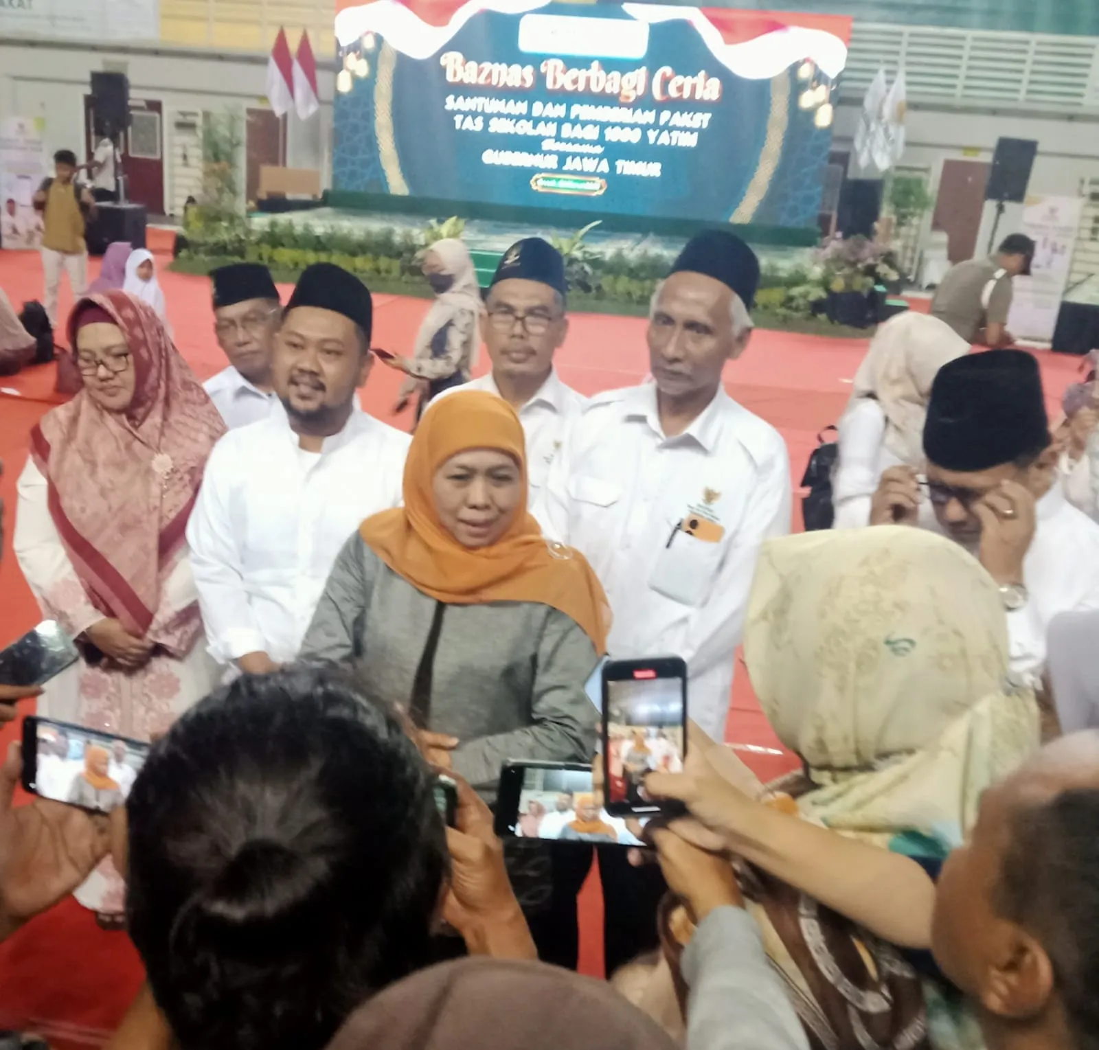 Khofifah Serahkan Santunan Basnaz kepada 1000 Anak Yatim di Gresik