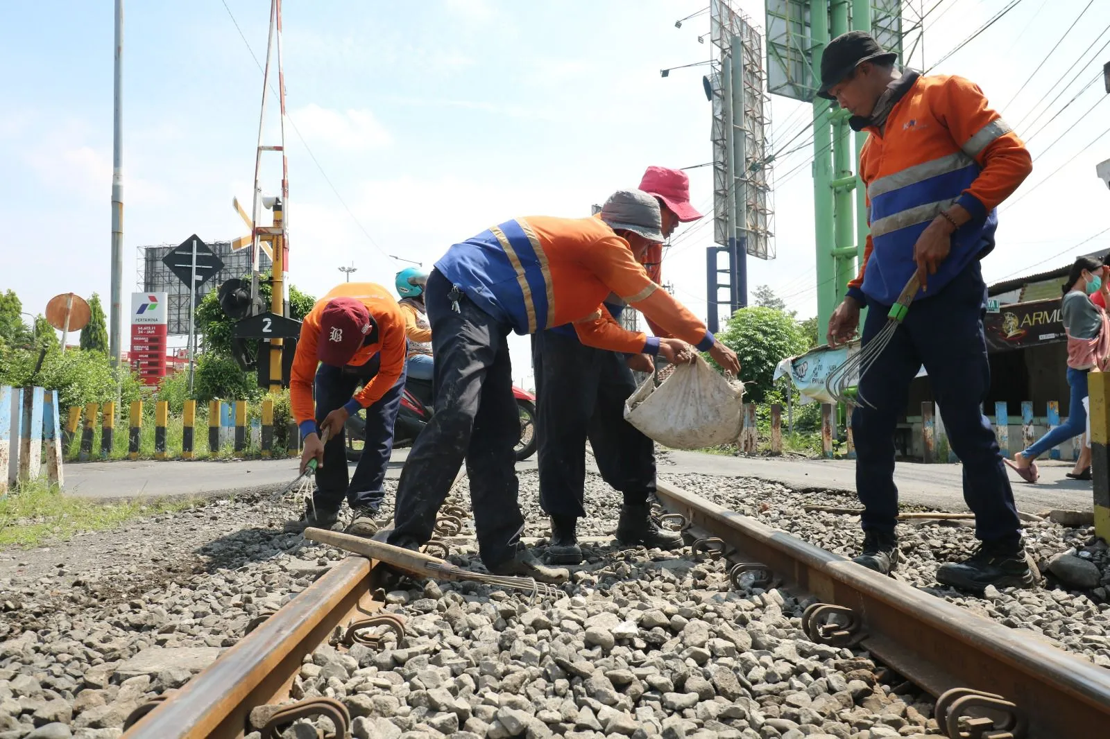 KAI Daop 8 Lakukan Perawatan Jalur KA Jelang Lebaran 2023