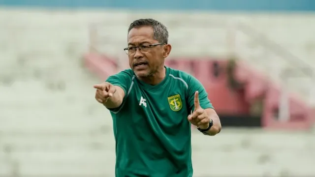 Kalah dari Barito Putera, Aji Santoso Salahkan Pemain Lini Belakang Persebaya