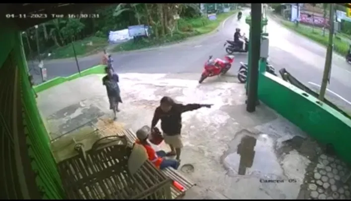 Petugas Relawan Penyeberang Jalan Raya Dipukul Pengendara Motor