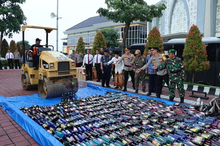 Polres Gresik Musnahkan Ribuan Botol Miras dan Knalpot Brong Hasil Operasi Pekat