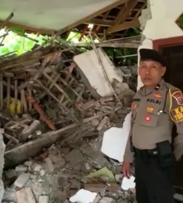 Hujan Lebat Selama 24 Jam, Longsor Timpa 4 Rumah dan Sebabkan Satu Korban Tewas