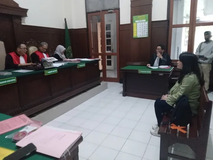 Bawa Cincin Star Saphhire Milik Suaminya, Istri Jadi Terdakwa
