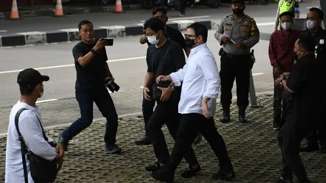 Suami Siri Nindy Ayunda, Tersangka dan DPO Senpi Ilegal