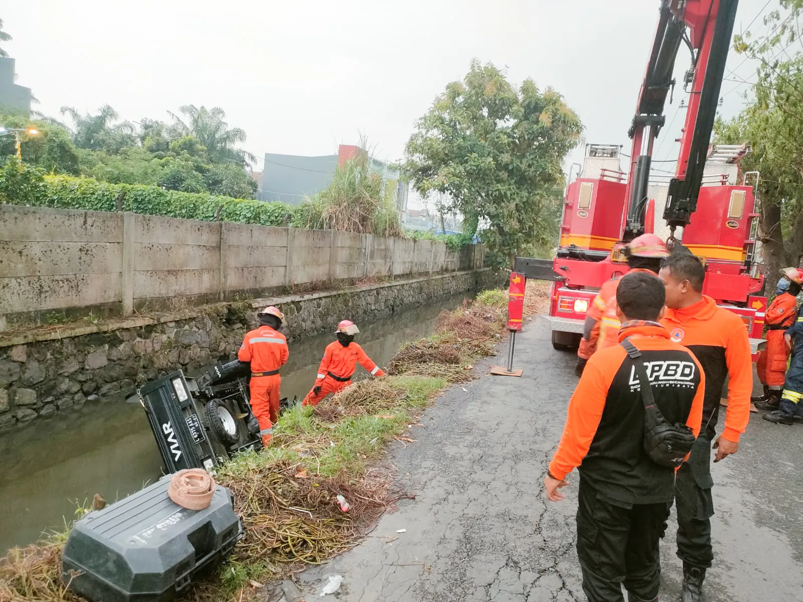 Hindari Mobil, Motor Roda Tiga Pengangkut Makanan Tercebur ke Sungai di Surabaya