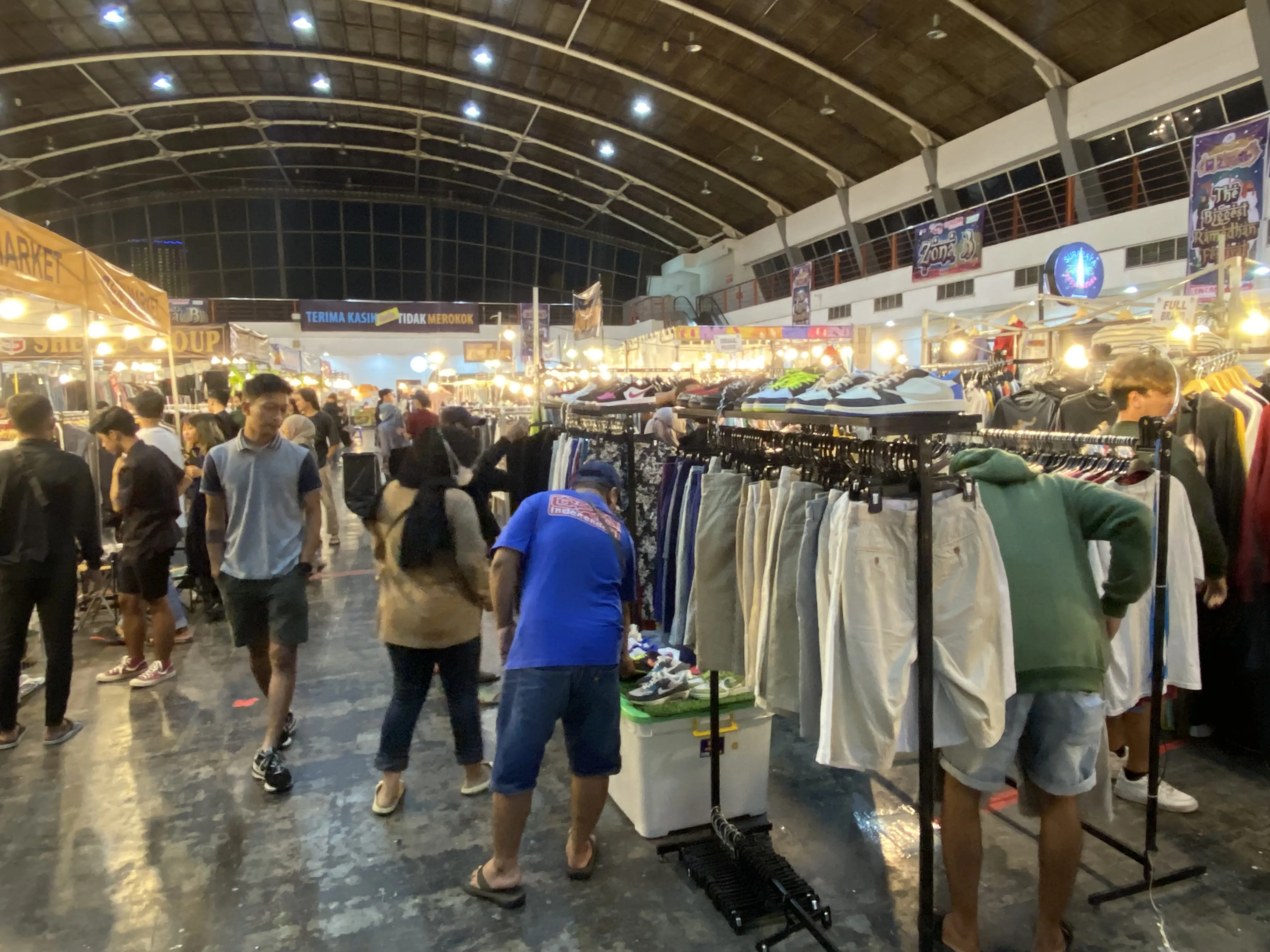 Dilarang Pemerintah, Festival Pakaian Thrift Tetap Jadi Primadona