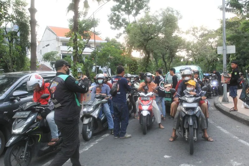 Relawan DSD - SDS Jatim Bagikan Ratusan Takjil dan Sosialisasikan Ambulans untuk Masyarakat.