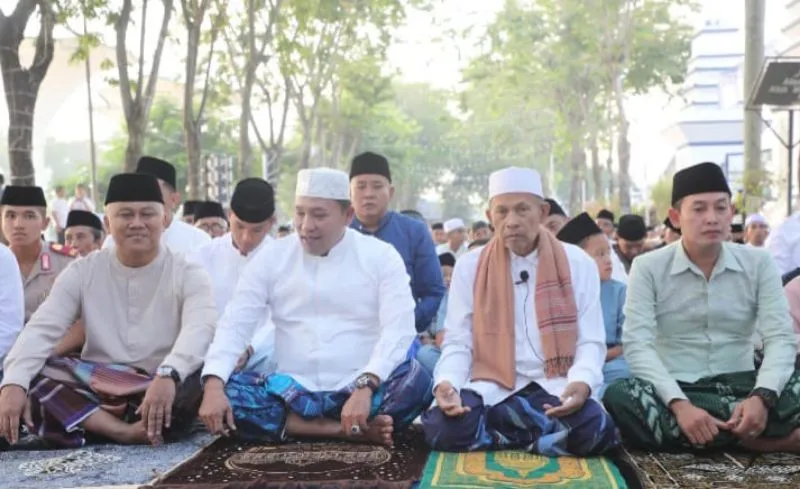 Bupati dan Wabup Salat Ied di Depan Pendapa Trunojoyo