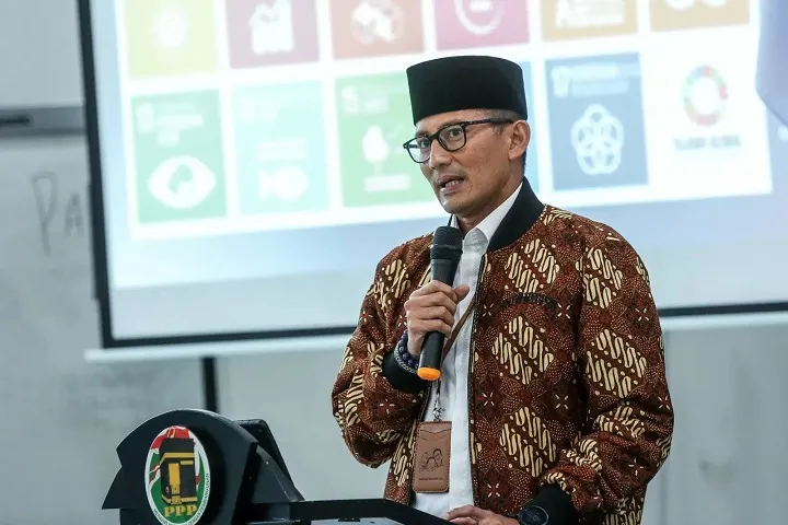 Sandiaga, Tersenyum Bakal Disandingkan Anies