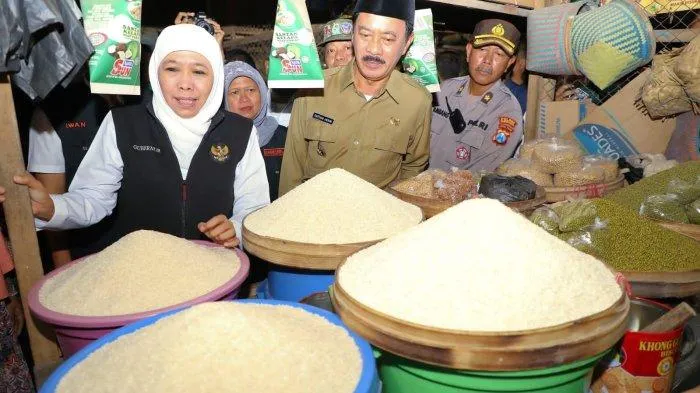 Tinjau Pasar Kolpajung Pamekasan, Khofifah Pastikan Harga dan Stok Bapok Stabil