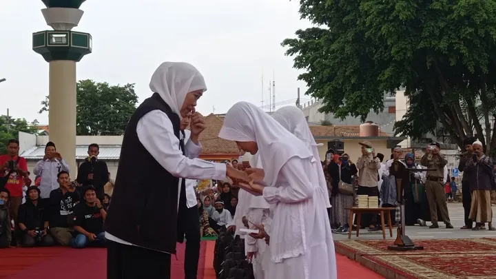 Safari Ramadhan di Kota Pasuruan, Khofifah Santuni Yatim Piatu dan Bagi Zakat Produktif untuk Pelaku Usaha Ultramikro