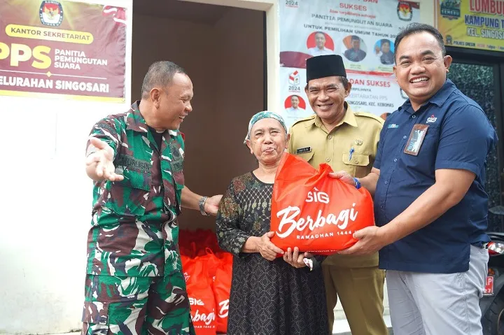 SIG Bagikan 1.535 Paket Sembako Ramadan kepada Warga 6 Desa di Gresik