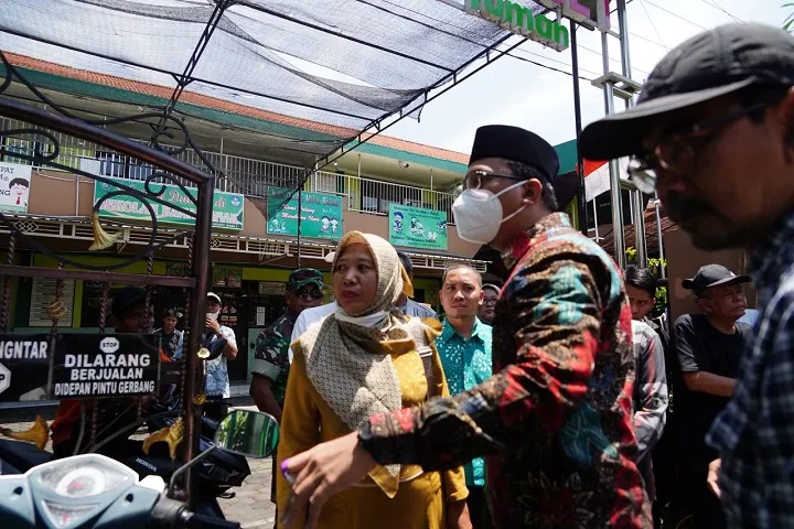 Bupati Sidoarjo Berikan Bantuan Korban Puting Beliung di Wage Taman