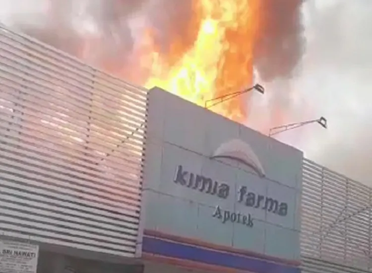Apotek Kimia Farma Surabaya Terbakar, PMK Kerahkan 10 Unit Hingga Macet