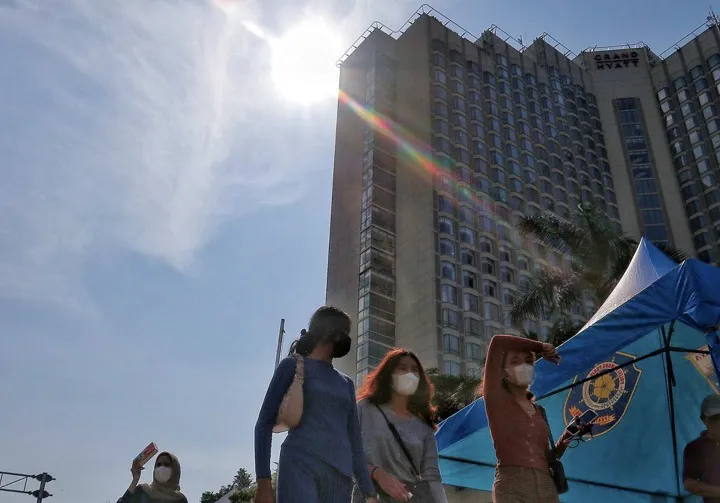 Hindari Pakai Baju Warna Gelap dan Pakai Sun Screen