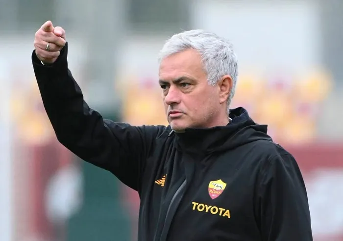Dirumorkan Bakal Latih PSG, Jose Mourinho Tertawa