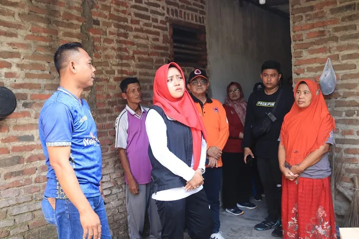 Pemkab Mojokerto Serahkan Bansos Kepada Dua Warga Terdampak Bencana Alam
