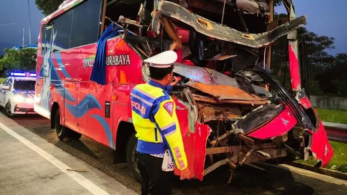 Dipakai Liburan SMA, Bus DPRD Surabaya Kecelakaan di Tol Pasuruan