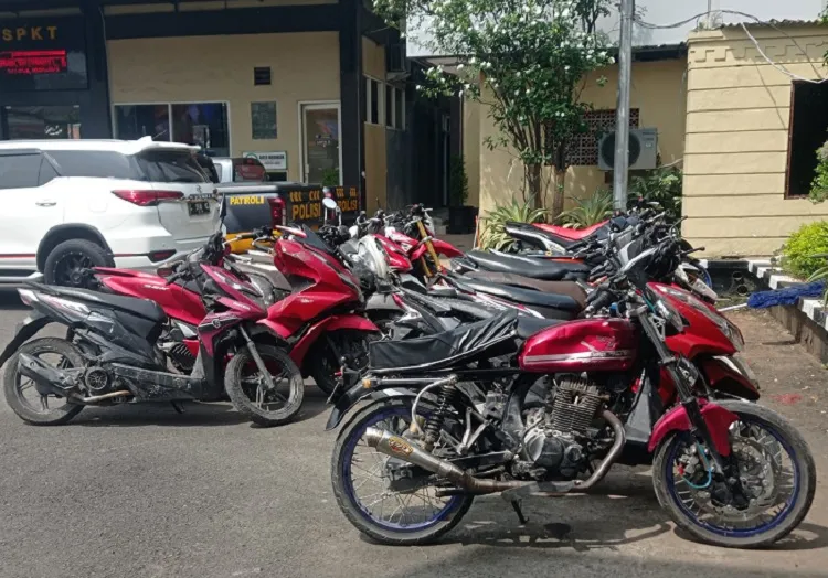 Dipicu Rusak Rumah Warga, Pria Beratribut Perguruan Silat Bentrok dengan Warga