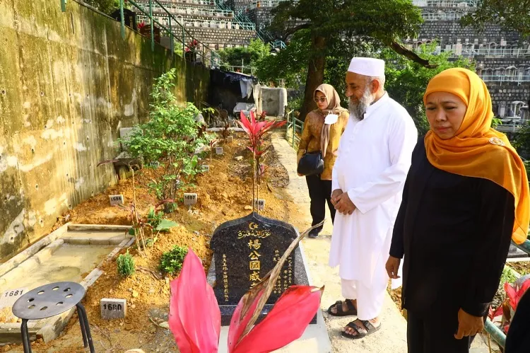 Ziarah ke Makam PMI Korban Covid-19 Asal Jatim di Hong Kong, Gubernur Khofifah Bangunkan Batu Nisan