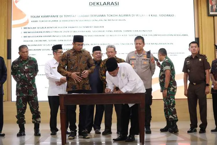 Bupati Sidoarjo Bersama Tokoh Lintas Agama Deklarasikan Tolak Kampanye di Tempat Ibadah