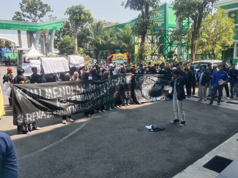 Mahasiswa Unisla Lamongan Ngeluruk Rektorat, Tolak Dualisme Kepemimpinan