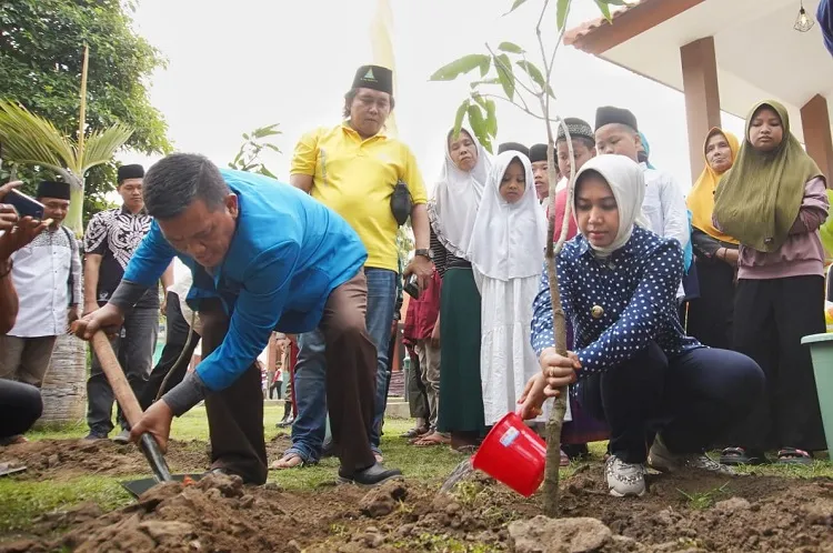Jaga Ekosistem, Walikota Tanam Pohon Di Alun-Alun Kota Mojokerto