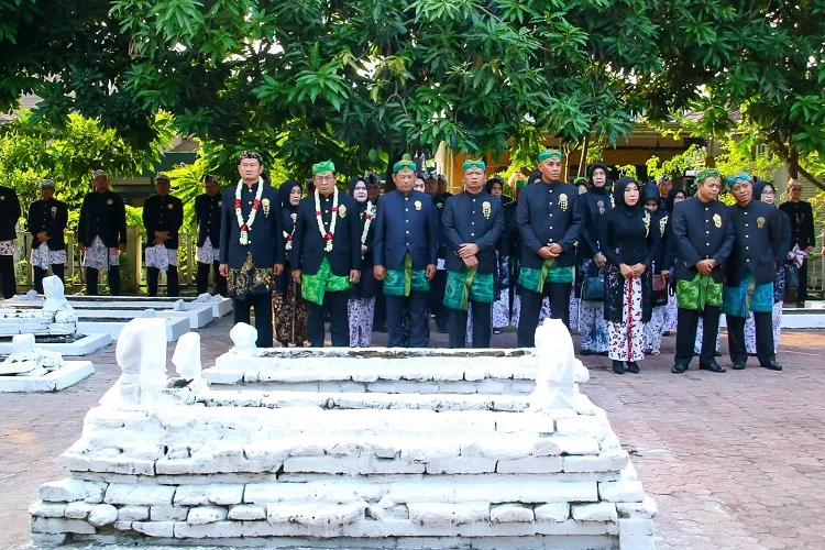Rangkaian HJL, Bupati dan Jajarannya Ziarahi Makam Tumenggung Surajaya