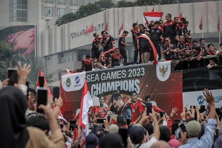 Antusias Suporter Sepakbola Menggila Sambut Arak-arakan