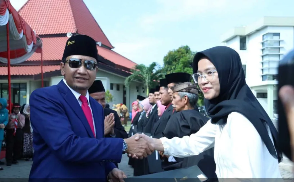 Hardiknas, Bupati Irsyad Serahkan 190 SK PPPK