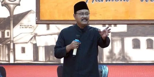 Gus Ipul Minta Para PKL di Alun-Alun Kota Pasuruan Ikuti Aturan