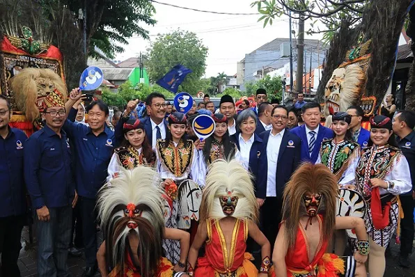 Diarak Hadrah, Reog hingga Barongsai, NasDem Jatim Daftarkan Caleg ke KPU