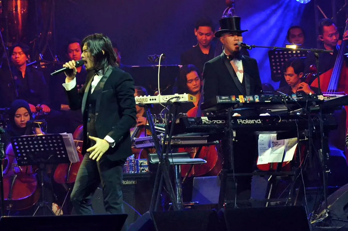 Musik Orkestra Dewa 19 Pukau Ribuan Baladewa-Baladewi Surabaya