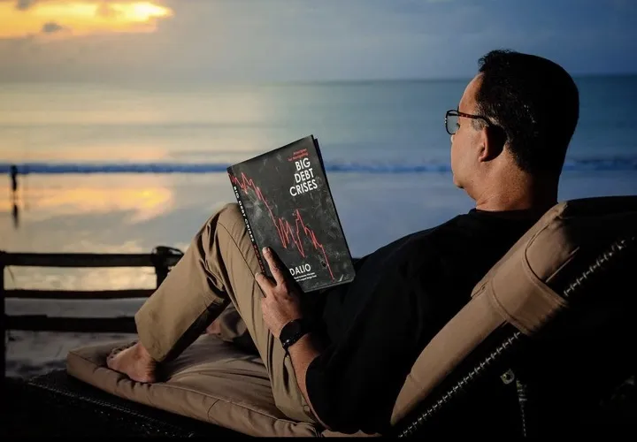 Potret Anies, Sedang Baca Buku "Principles for Navigating Big Debt Crises" di Medsos, Dikhawatirkan Politik Gimik