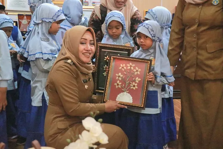 Kenalkan Profesi Sejak Usia Dini, Bupati Mojokerto Terima Kunjungan TK Al Akbar Bangsal