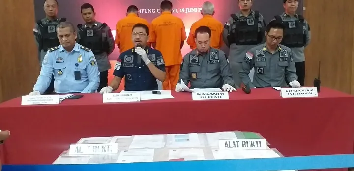 Imigrasi Kelas II Non TPI Blitar Amankan 3 WNA Gunakan Paspor Abal-abal