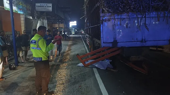 Diduga Mengantuk, Remaja 17 Tahun Tewas Tabrak Truk