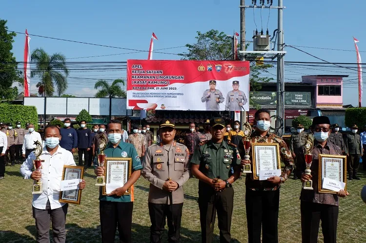 Kapolres Blitar Kota Serahkan Piagam Penghargaan