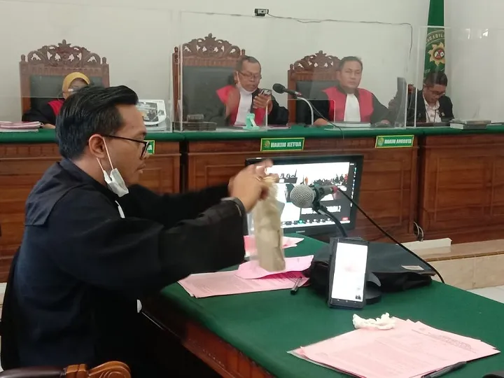 Tusuk Adik dengan Pisau karena Mabuk