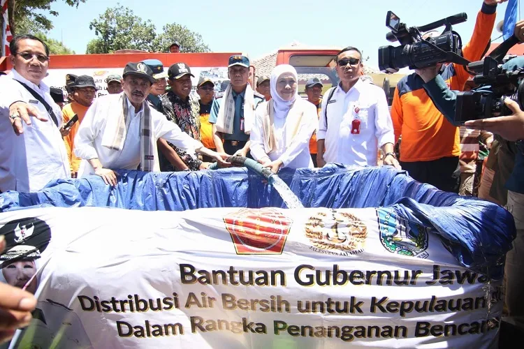 Sejumlah Wilayah di Jatim Berpotensi Kekeringan, Khofifah Pastikan BPBD Jatim Siaga dan Siap Droping Air Bersih